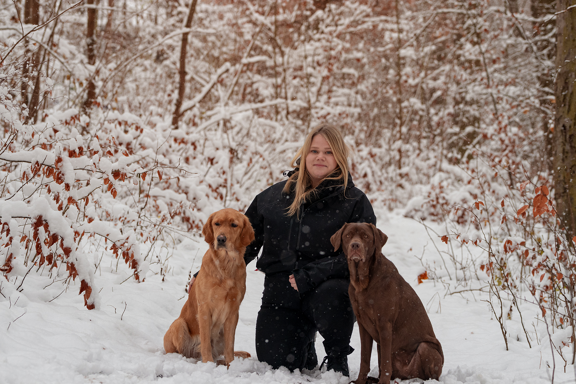 Hunde mit Besitzer im Schnee Tierfotografie Jena